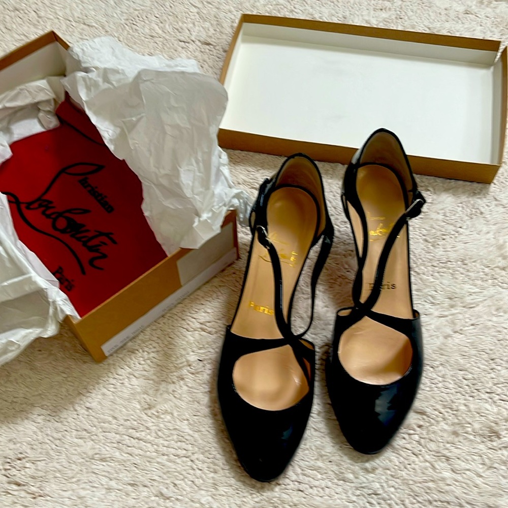 Gorgeous Christian Louboutin Black patent pumps with cross cross straps